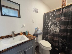 Douche, serviettes fournies, savon, shampoing