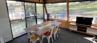 3-bedroom house boat in beautiful Swan Reach with beautiful Murray River views.