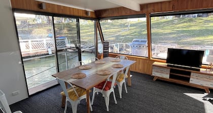 3-bedroom house boat in beautiful Swan Reach with beautiful Murray River views.