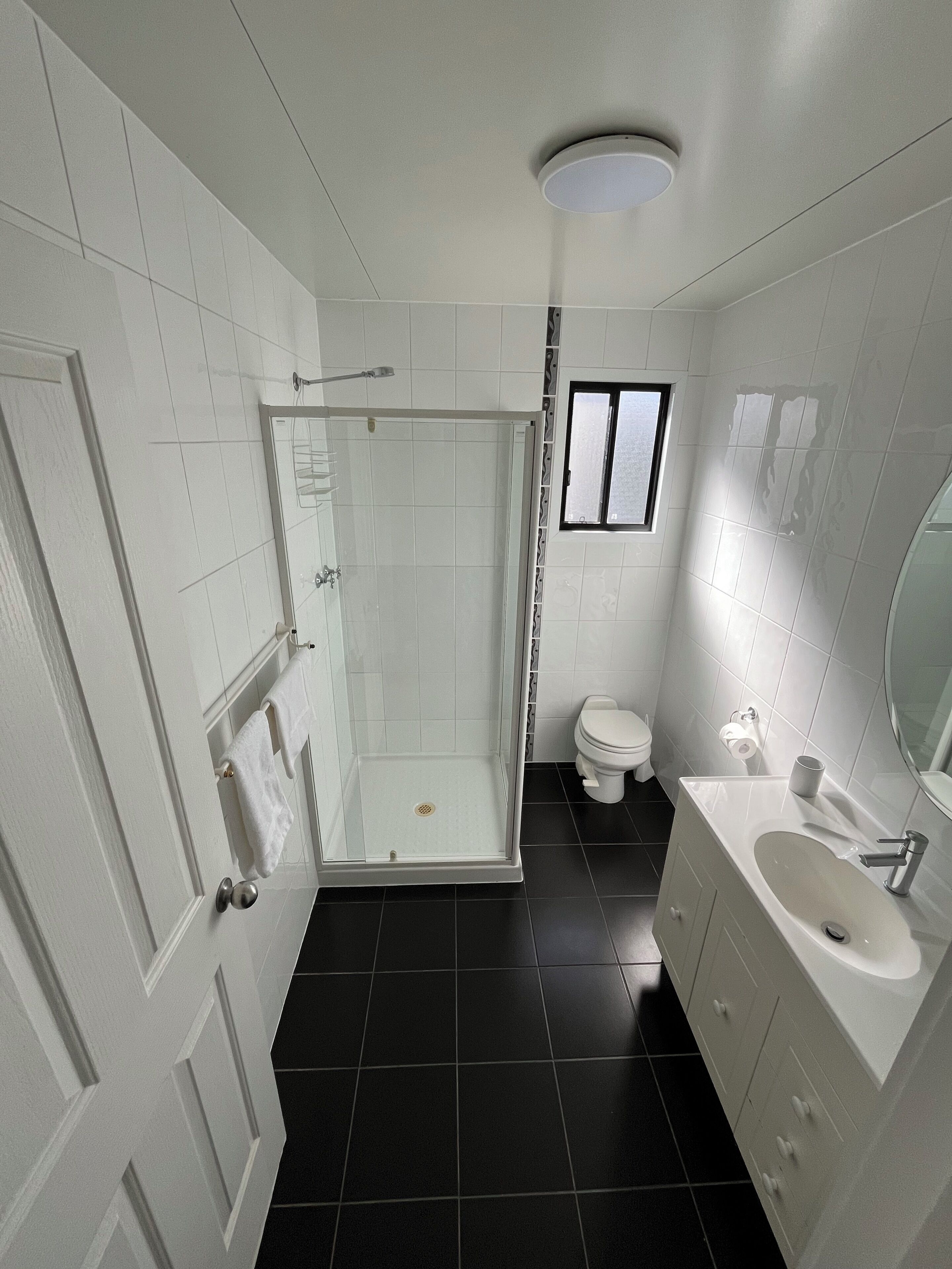 Een douche, een haardroger, handdoeken, zeep