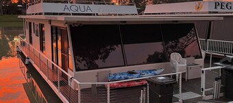 3-bedroom house boat in beautiful Swan Reach with beautiful Murray River views.