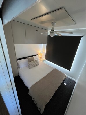 3 habitaciones, tabla de planchar con plancha y ropa de cama