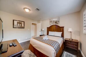 A hotel room with a bed, bedside tables, a desk, and a chair. - Family-Friendly Vegas Home, 10 Min to the Strip (Las Vegas)