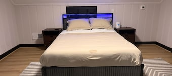 Waterfront Home Near Virginia Beach -Sleeps 16+