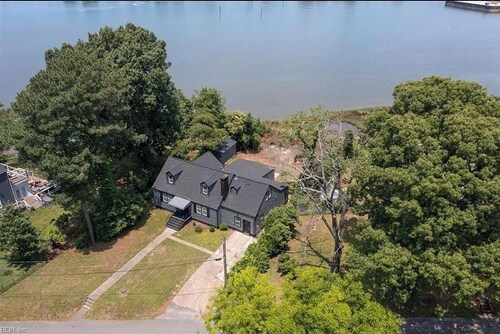 Waterfront Home Near Virginia Beach -Sleeps 16+