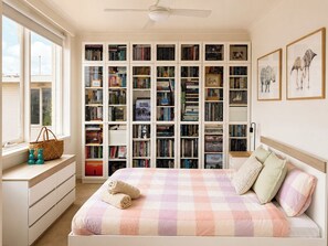 Room - Spacious Retro Stay Steps from Chapel Street (South Yarra)
