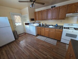 Private kitchen - Dog-friendly house with huge yard in charming Alexandria (Alexandria)