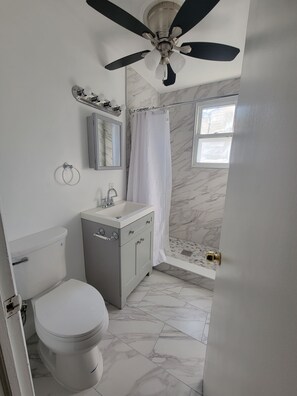 Bathroom - Dog-friendly house with huge yard in charming Alexandria (Alexandria)