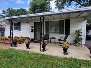 Exterior - Dog-friendly house with huge yard in charming Alexandria (Alexandria)