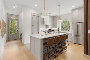 Private kitchen - Relaxing Estate - Heated Pool - Near UT & Moody Center (Austin)