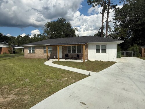 4BR Hazlehurst Home • Huge Fenced Yard • Near Hospital • Sleeps 10