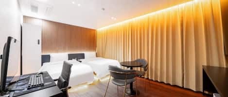 Minibar con artículos gratuitos y escritorio