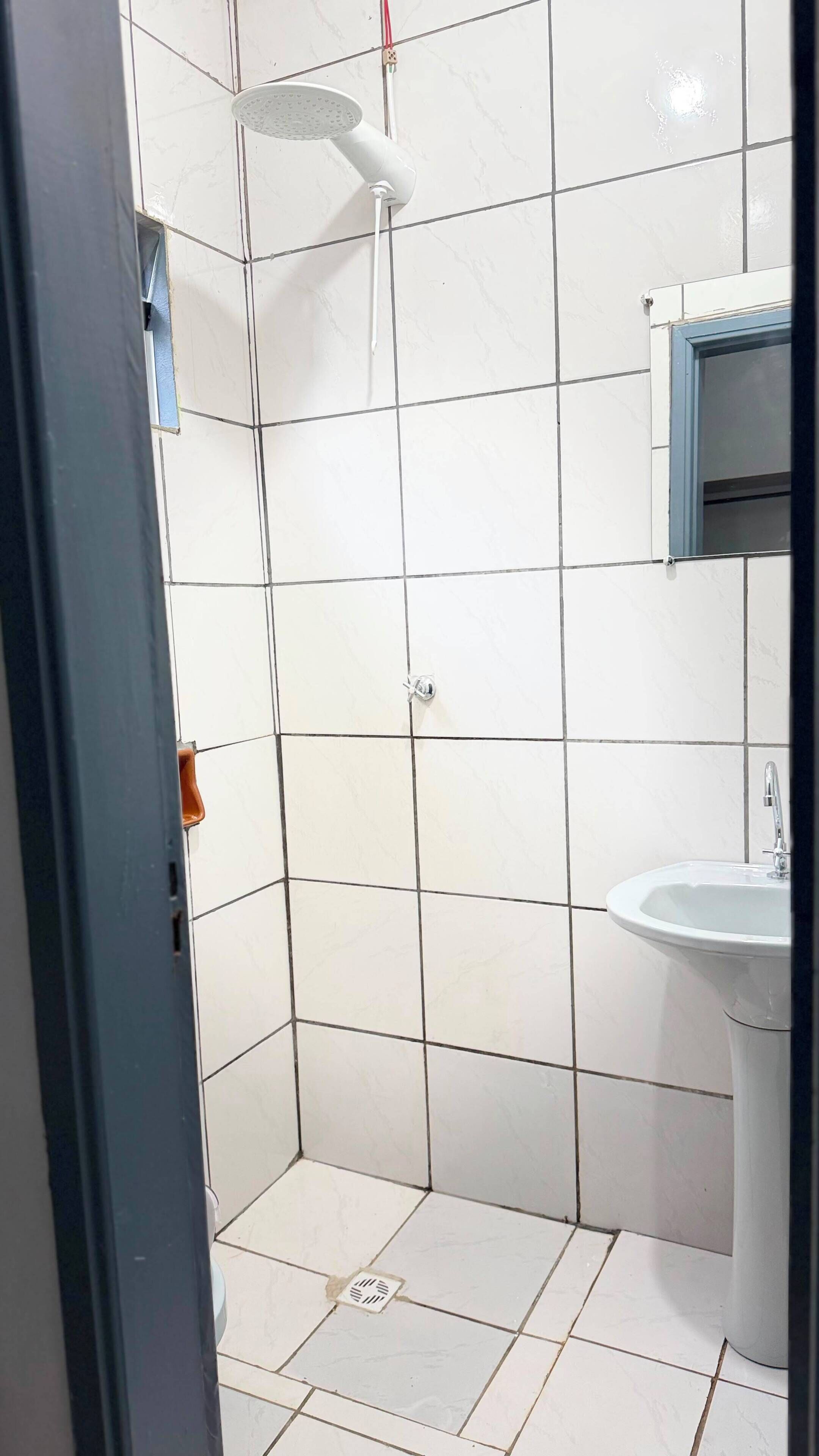 Chuveiro, toalhas de banho, sabonete, shampoo