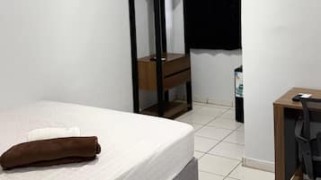 Quarto casal conforto | Espaço de trabalho para notebook, Wi-Fi de cortesia