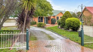 Unclassified image, 3 of 13, button - Balmoral House, Ballarat East (Ballarat East)