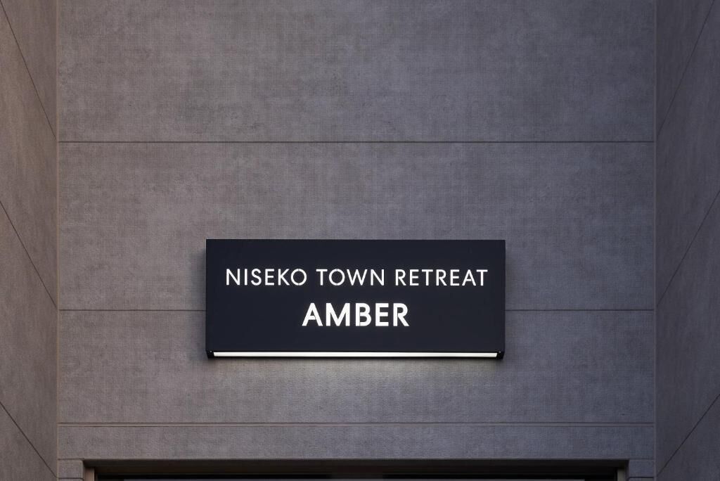 Placa para Niseko Town Retreat em Amber.