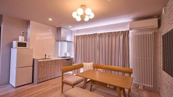 Apartemen Basic, 2 kamar tidur, pemandangan kota | Tempat makan