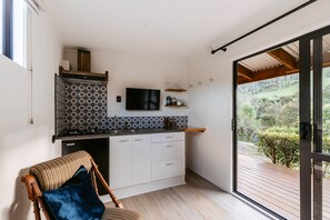 Refrigerador, parrilla de estufa y utensilios de cocina