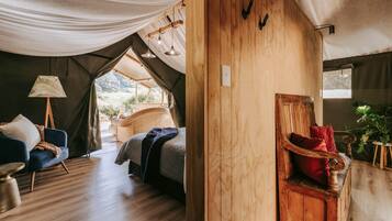 1 bedroom, bed sheets