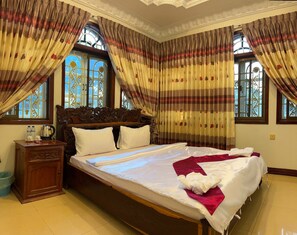 Desk, free WiFi - Lotus Blanc Homestay Villa (Krong Battambang)