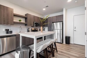 Refrigerador y comedor 