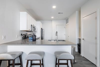 Landing | Modern 1BD in Steelpointe Harbor