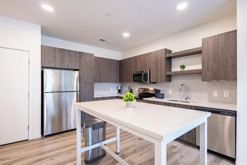 Landing | Stylish 2BD in Steelpointe Harbor