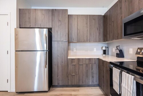 Landing | Spectacular 2BD in Steelpointe Harbor