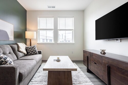 Landing | Modern 2BD in Steelpointe Harbor