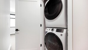 Een wasserette met gestapelde wasmachines.