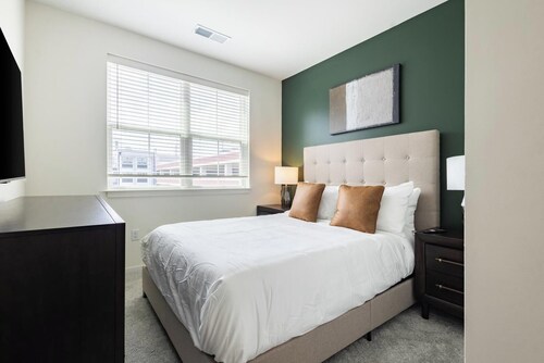 Landing | Modern 2BD in Steelpointe Harbor