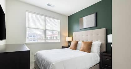 Landing | Modern 2BD in Steelpointe Harbor
