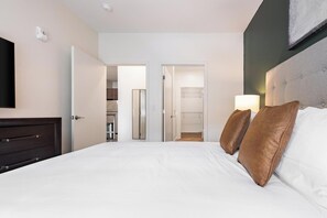 2 bedrooms, desk, iron/ironing board, WiFi