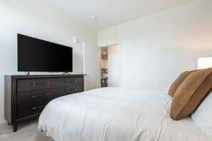 1 habitación, escritorio, tabla de planchar con plancha y wifi 