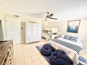 Room - Coastal Retreat with Beach Access, Pool, and Family Friendly (Pensacola)