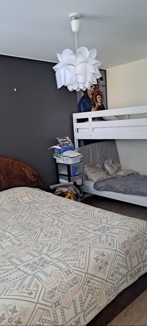 2 bedrooms, WiFi, bed sheets