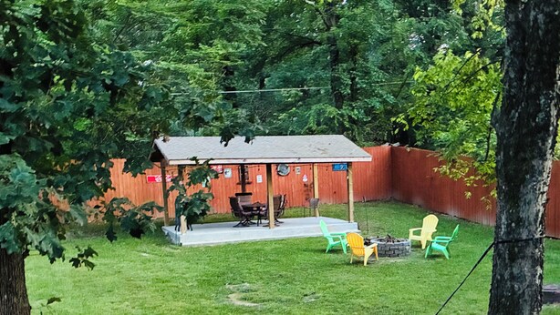 A backyard with a covered patio, outdoor seating, and a hammock. - Cozy 1-bedroom garage apartment in pleasant Hot Springs National Park, (Hot Springs)