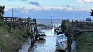 A coastal pier with boats docked, a wooden walkway, and a view of the sea. - Farmhouse sleeps 12 - Pool, Table Tennis, Parking (St Andre de Lidon)