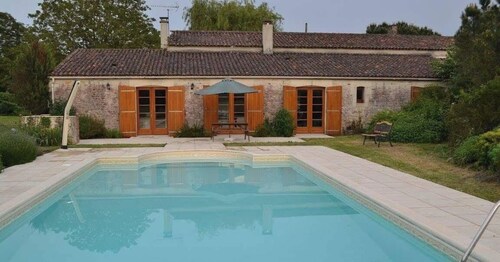 Farmhouse sleeps 12 - Pool, Table Tennis, Parking