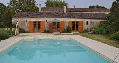 Farmhouse sleeps 12 - Pool, Table Tennis, Parking