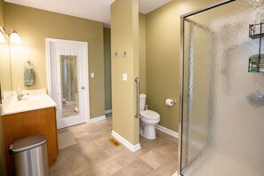 Shower, hair dryer, bidet, towels - Walk to Sanford, Relax in this spacious quiet home (Athens)