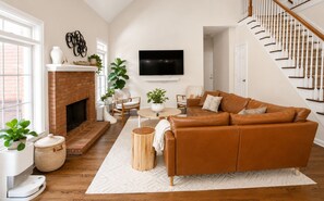 Smart TV, fireplace, stereo - Walk to Sanford, Relax in this spacious quiet home (Athens)