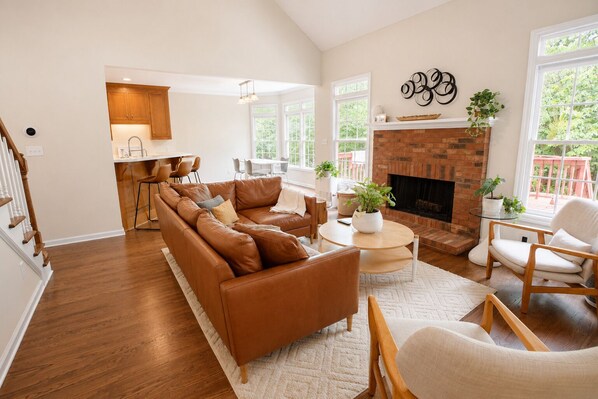 Smart TV, fireplace, stereo - Walk to Sanford, Relax in this spacious quiet home (Athens)
