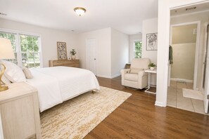 4 bedrooms, iron/ironing board, free WiFi, bed sheets - Walk to Sanford, Relax in this spacious quiet home (Athens)