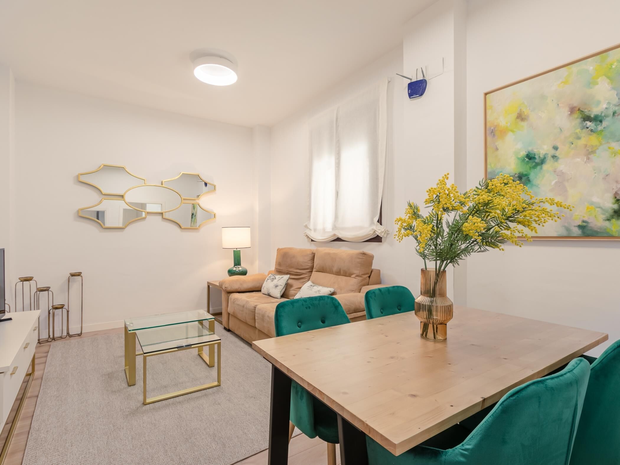 Ein modernes Wohnzimmer mit einer Couch, einem Couchtisch und einem Esstisch.