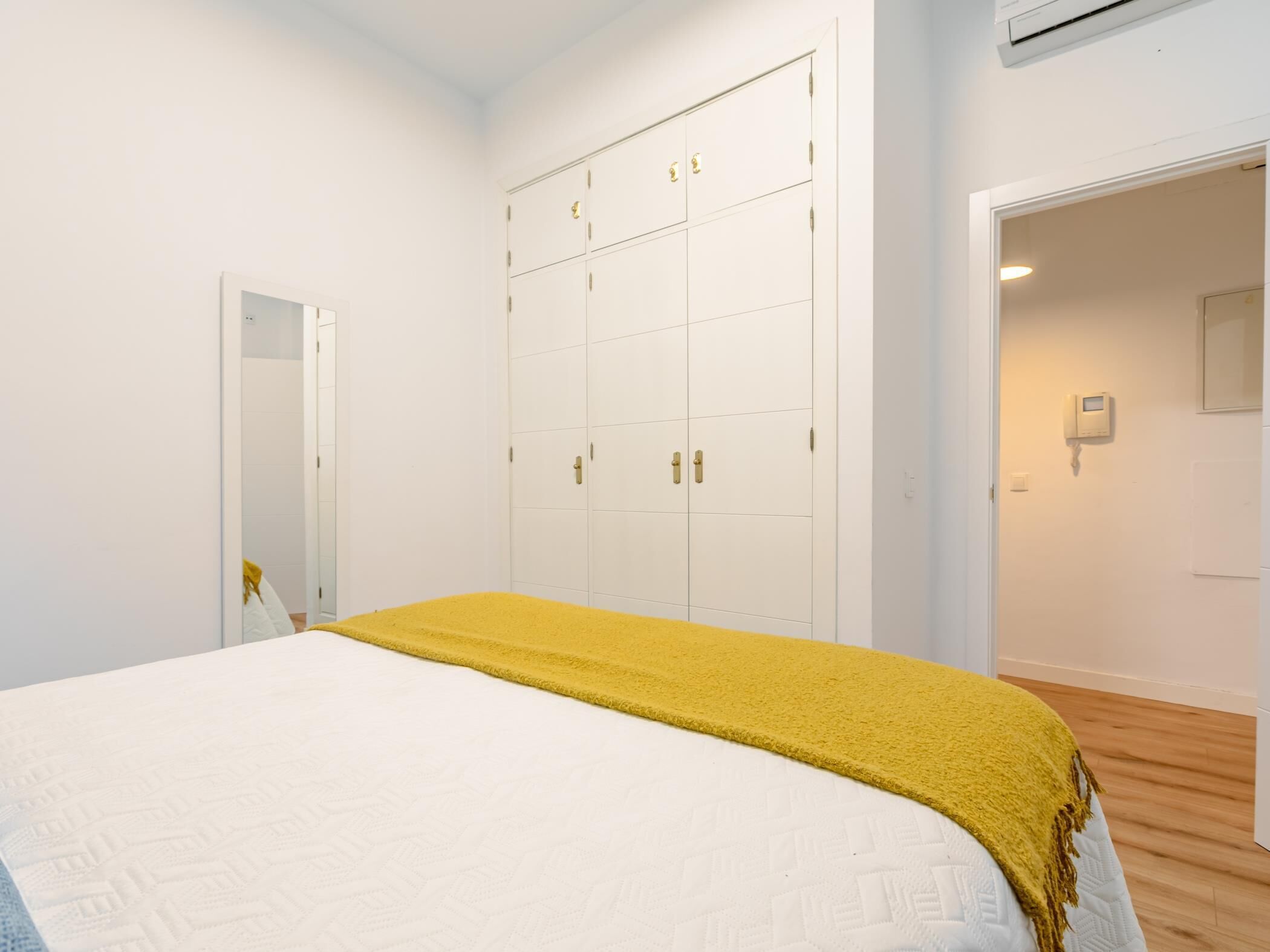 1 slaapkamer, een strijkplank/strijkijzer, internet, beddengoed