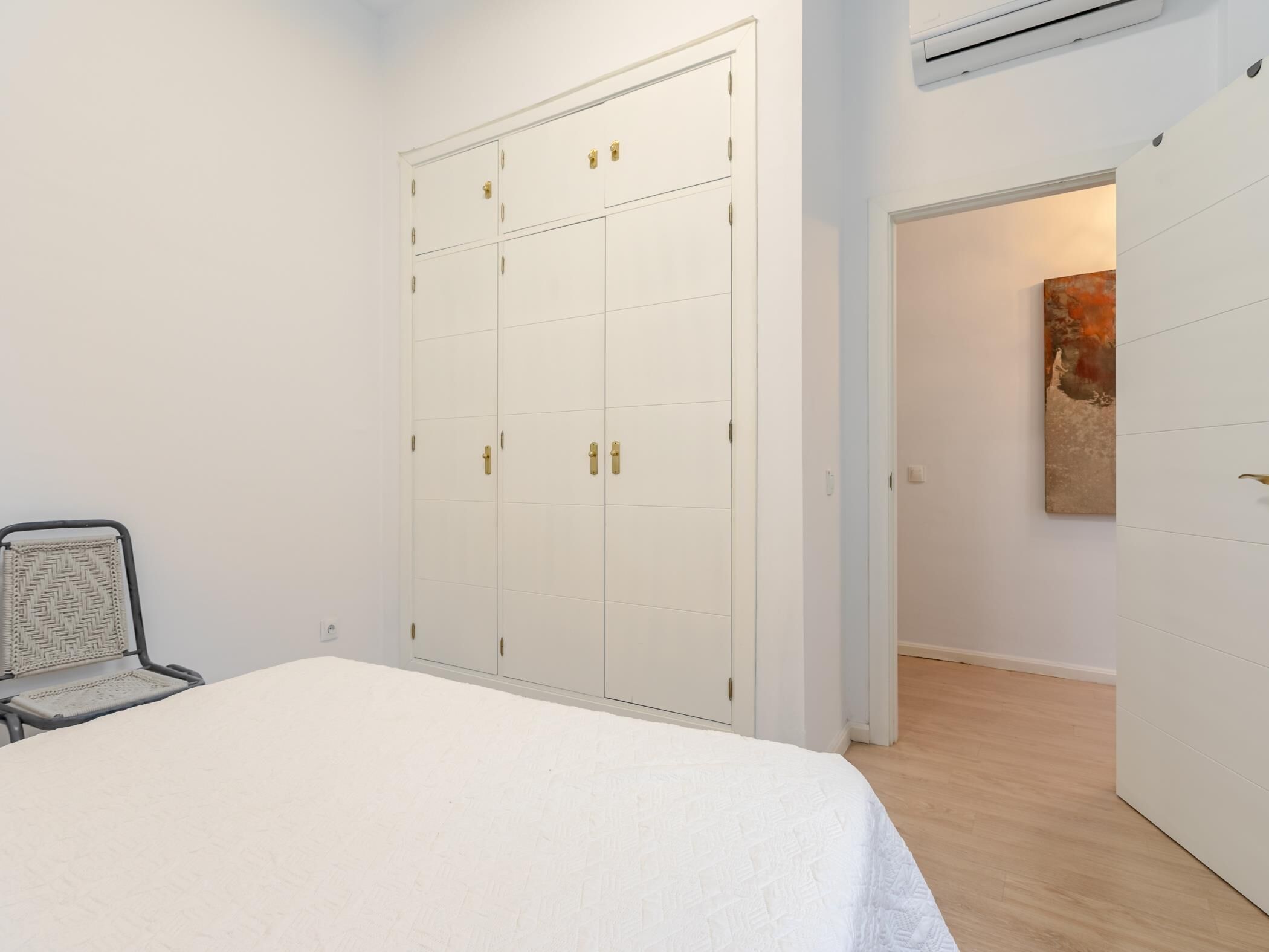 2 bedrooms, iron/ironing board, internet, bed sheets