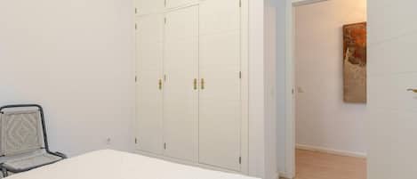 2 bedrooms, iron/ironing board, Internet, bed sheets