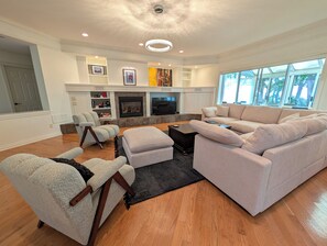 Living area - Beachfront Estate Perfect For Large Families In The Heart Of Balm Beach (Tiny)