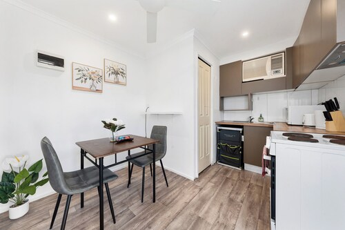 Private 1BR Granny Flat | 5 Mins to St Marys CBD
